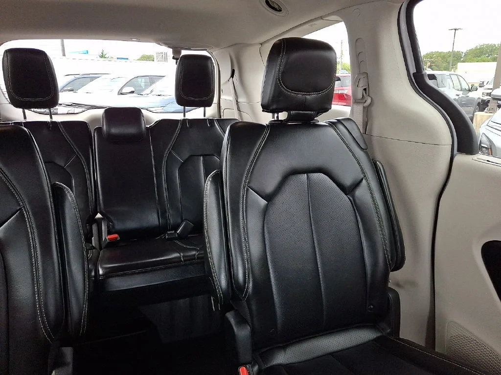Used 2024 Bright White Cl Chrysler Touring L image 21