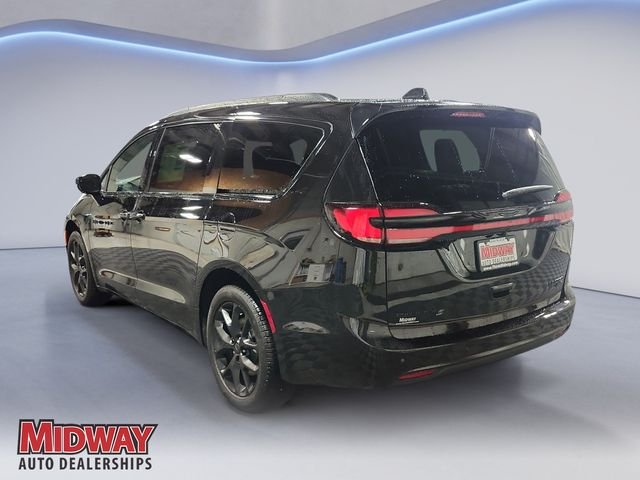 New 2027 Diamond Black Crystal Pearl-Coat Exterior Paint Chrysler Limited image 3