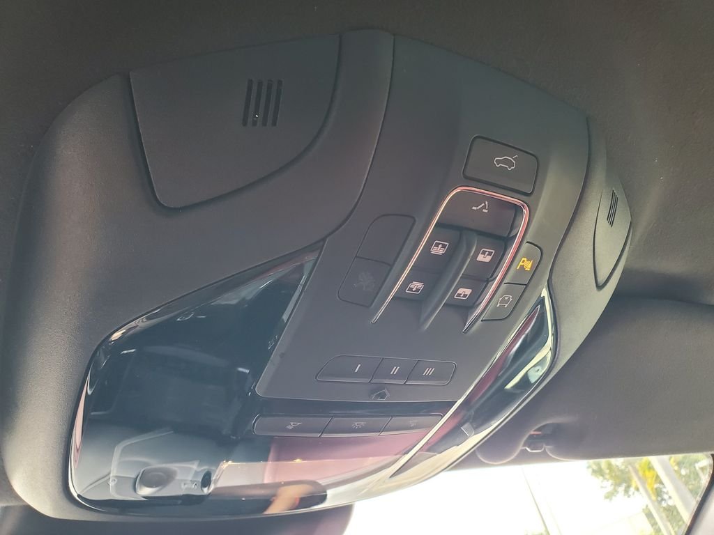 Used 2019 White Maserati Base image 32
