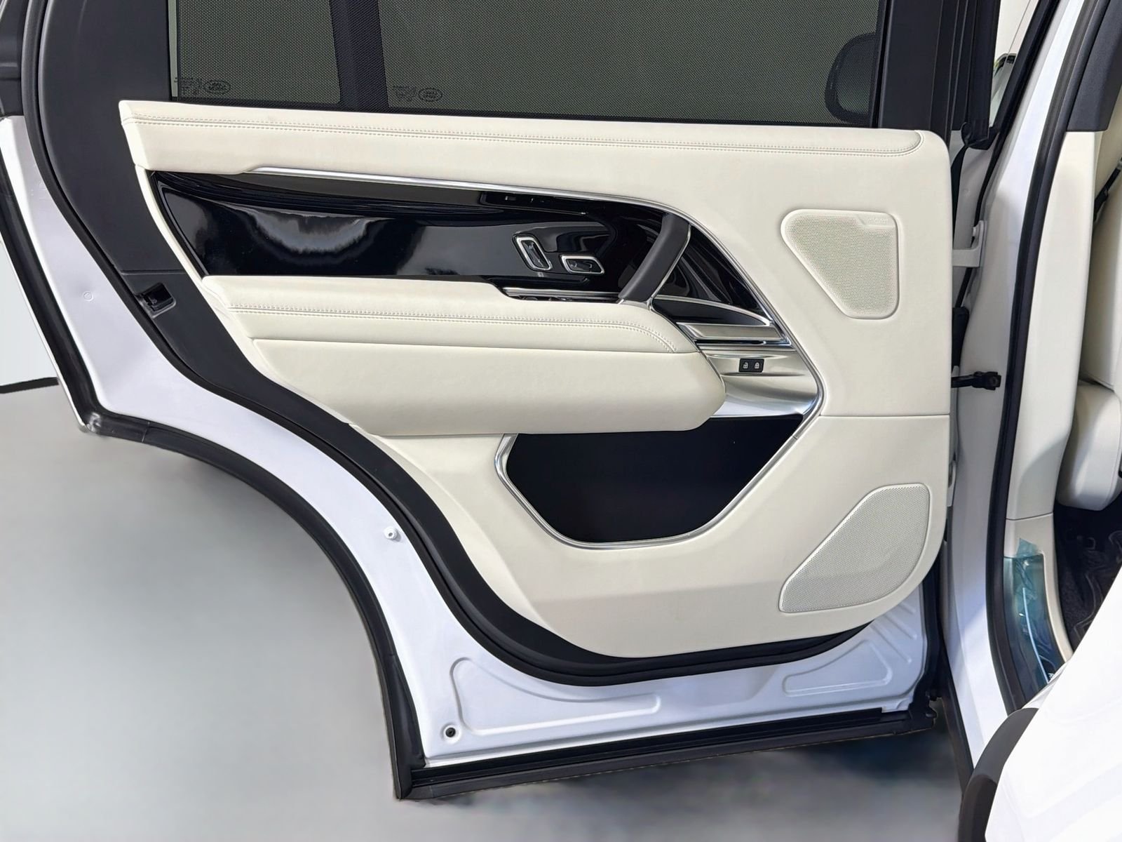 New 2026 Ostuni Pearl White Land Rover SE image 26