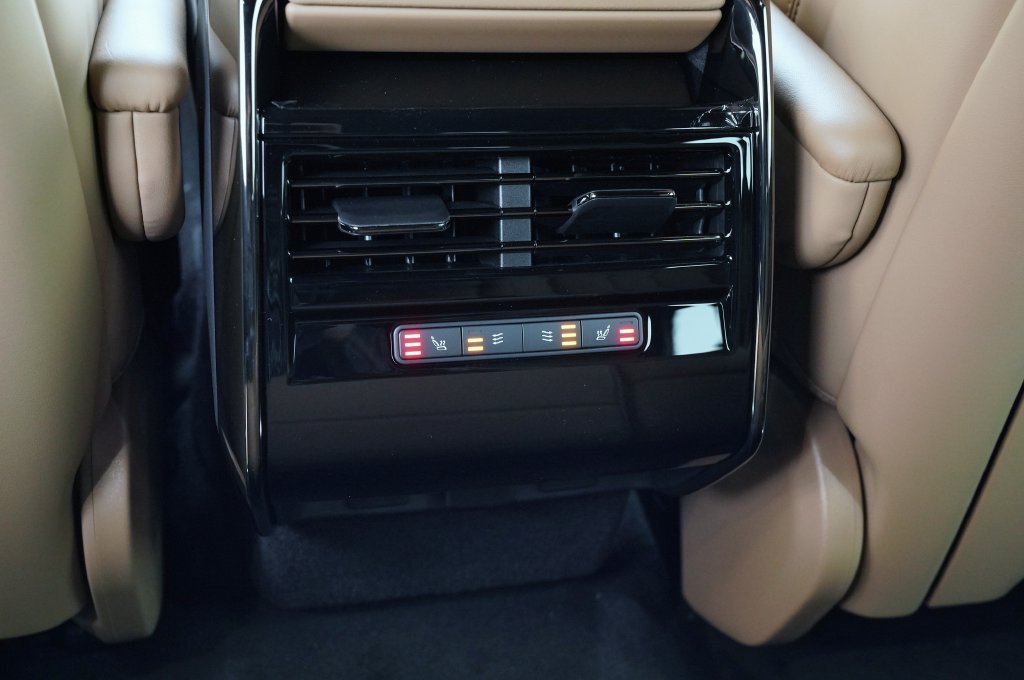 New 2027 Santorini Black Land Rover SE image 30