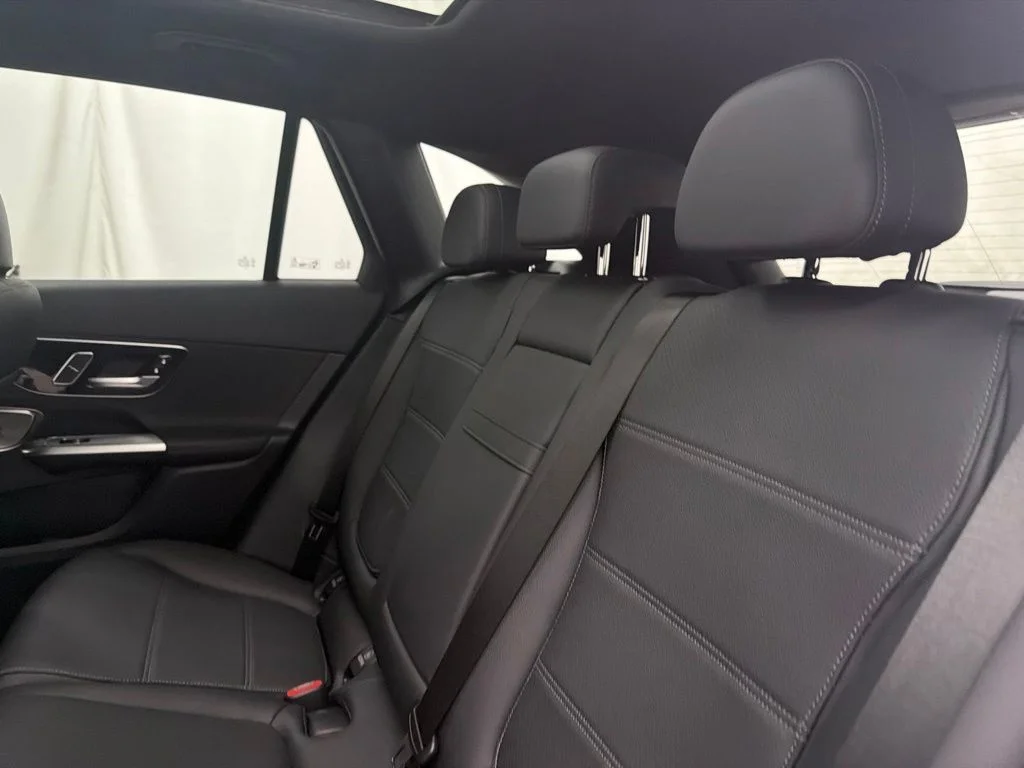 New 2027 White Mercedes-Benz GLC 300 image 18