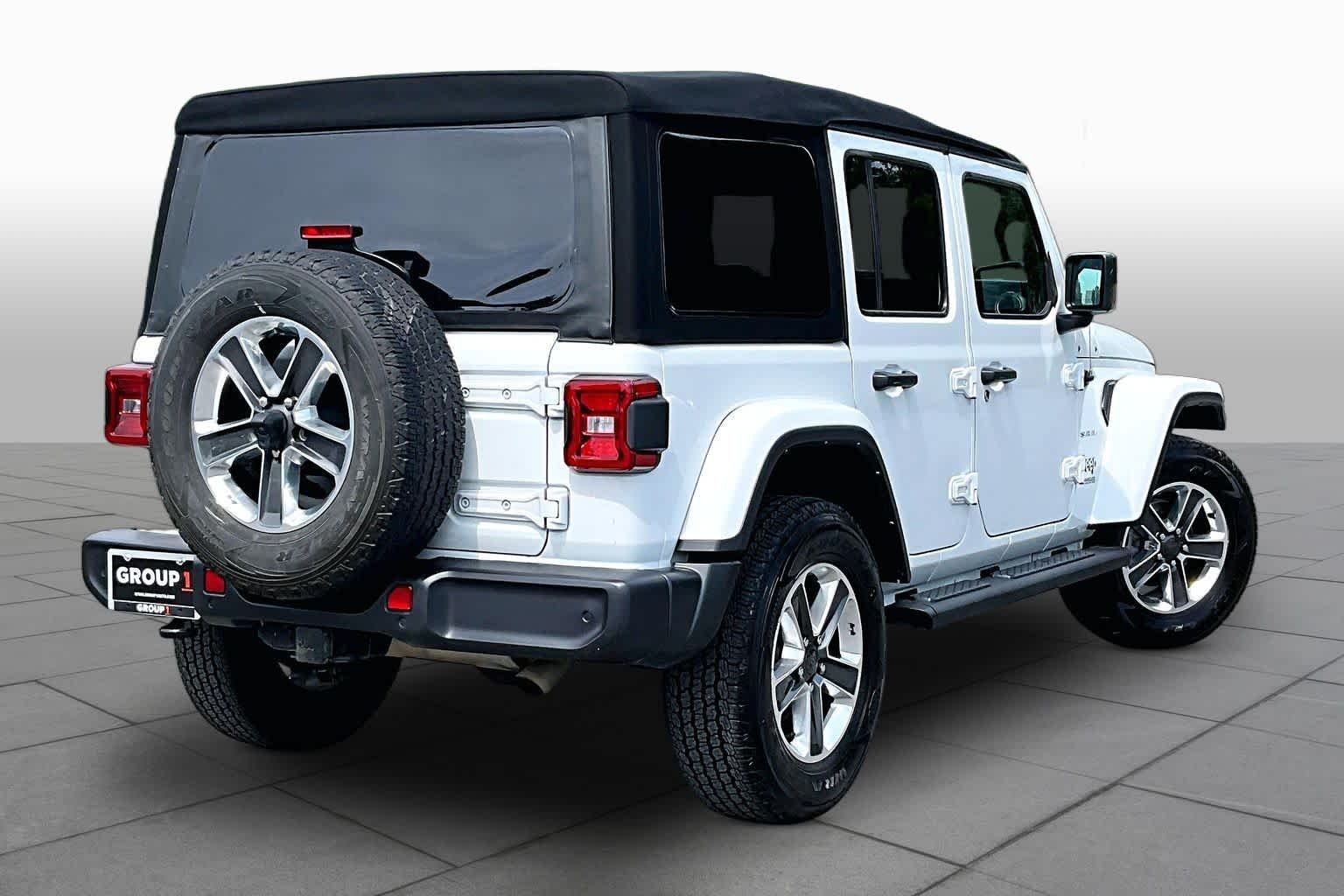 Used 2022 Bright White Clearcoat Jeep Unlimited Sahara image 12