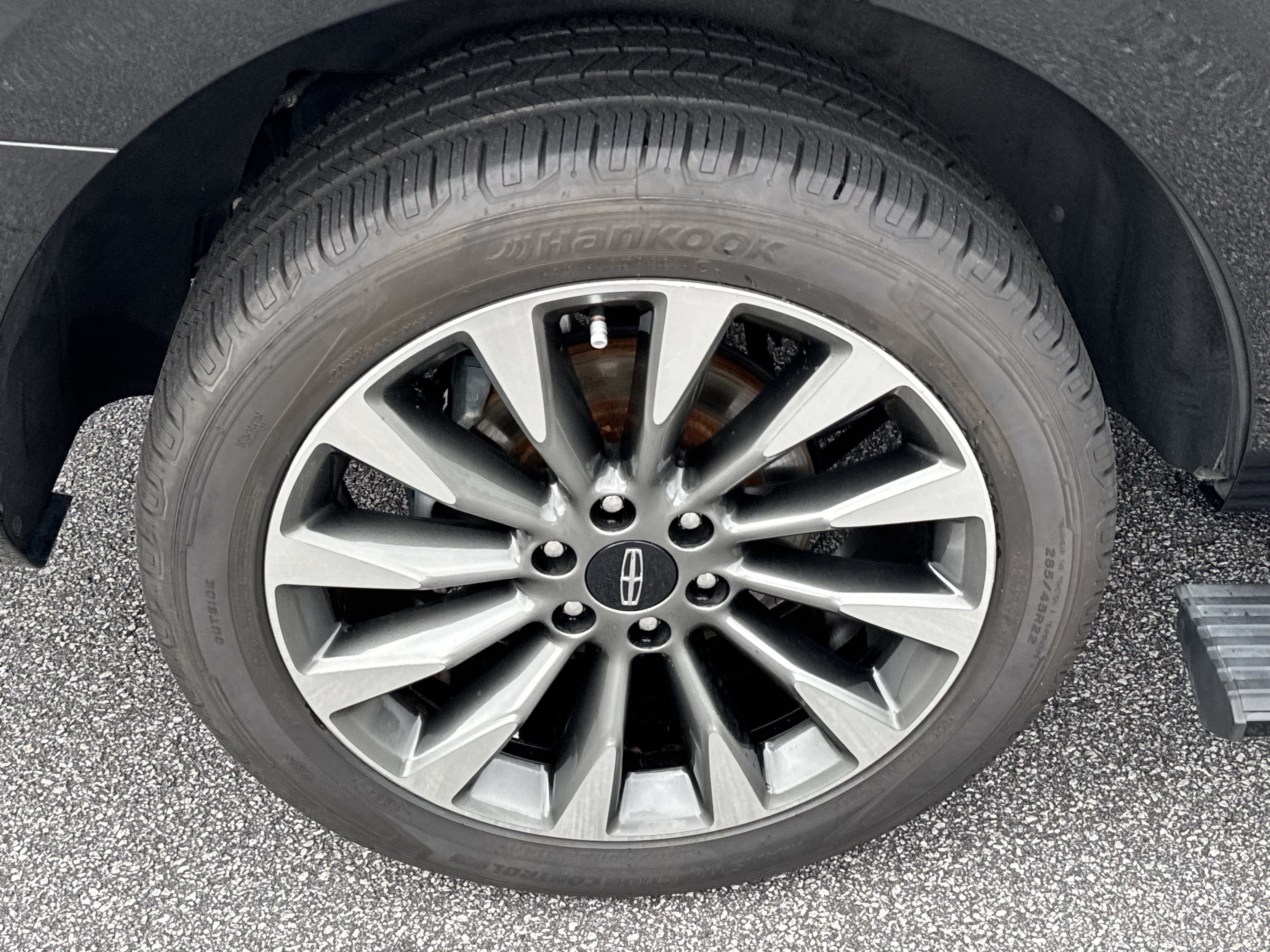 Used 2019 Infinite Black Metallic Lincoln Select image 21