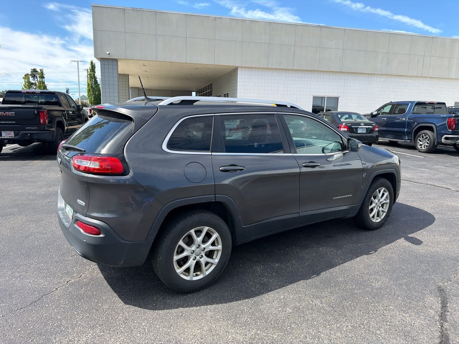 Used 2016 Granite Crystal Metallic Clearcoat Jeep Latitude image 6