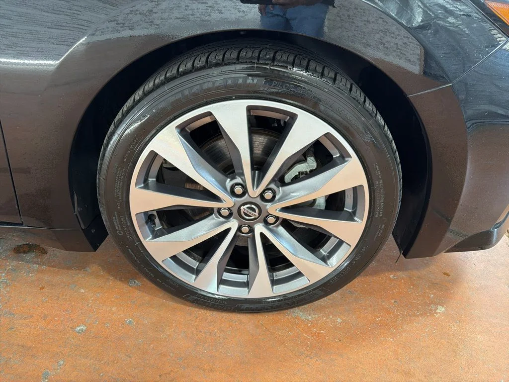 Used 2022 Black Nissan Platinum image 10