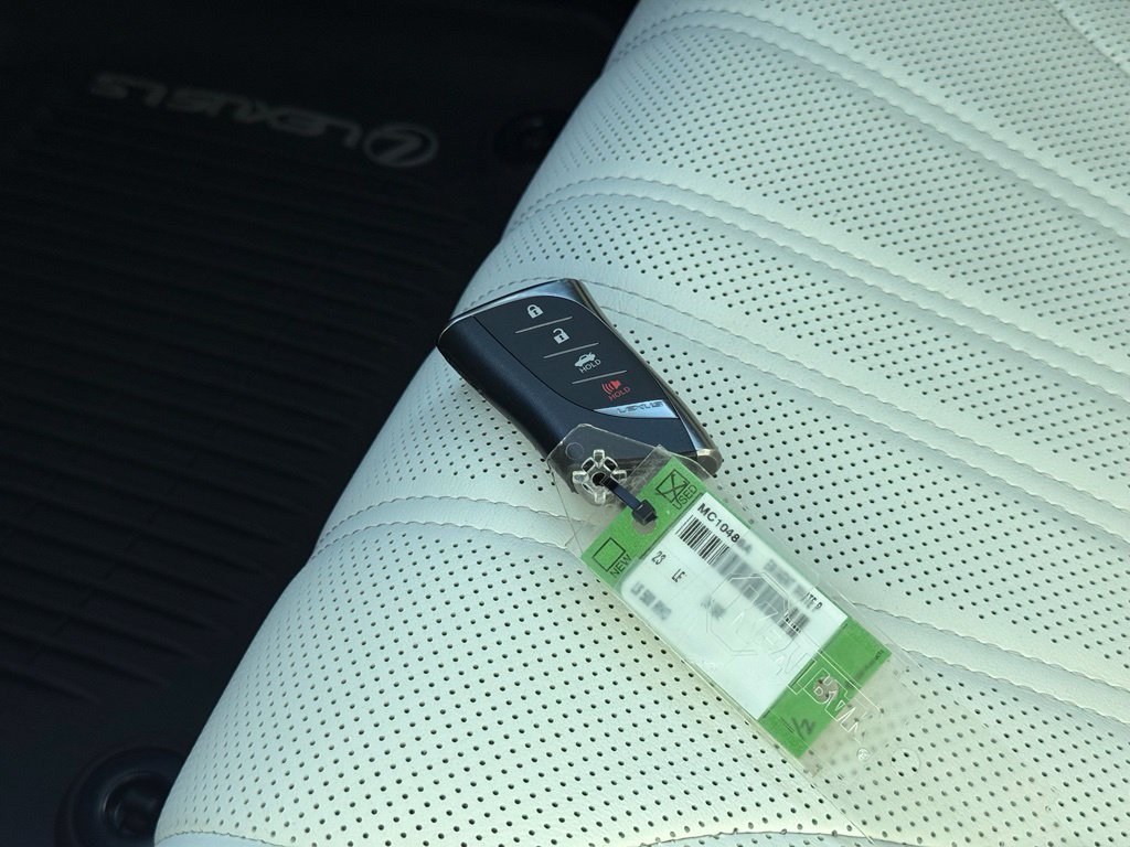 Used 2023 White Lexus 500 image 36