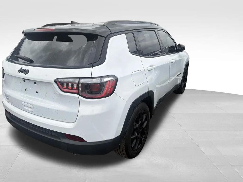 Used 2022 White Jeep Altitude image 4