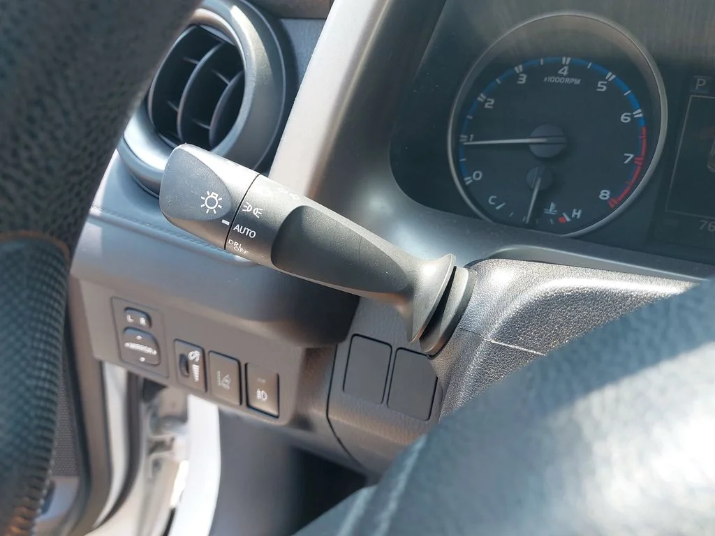 Used 2018 White Toyota LE image 25