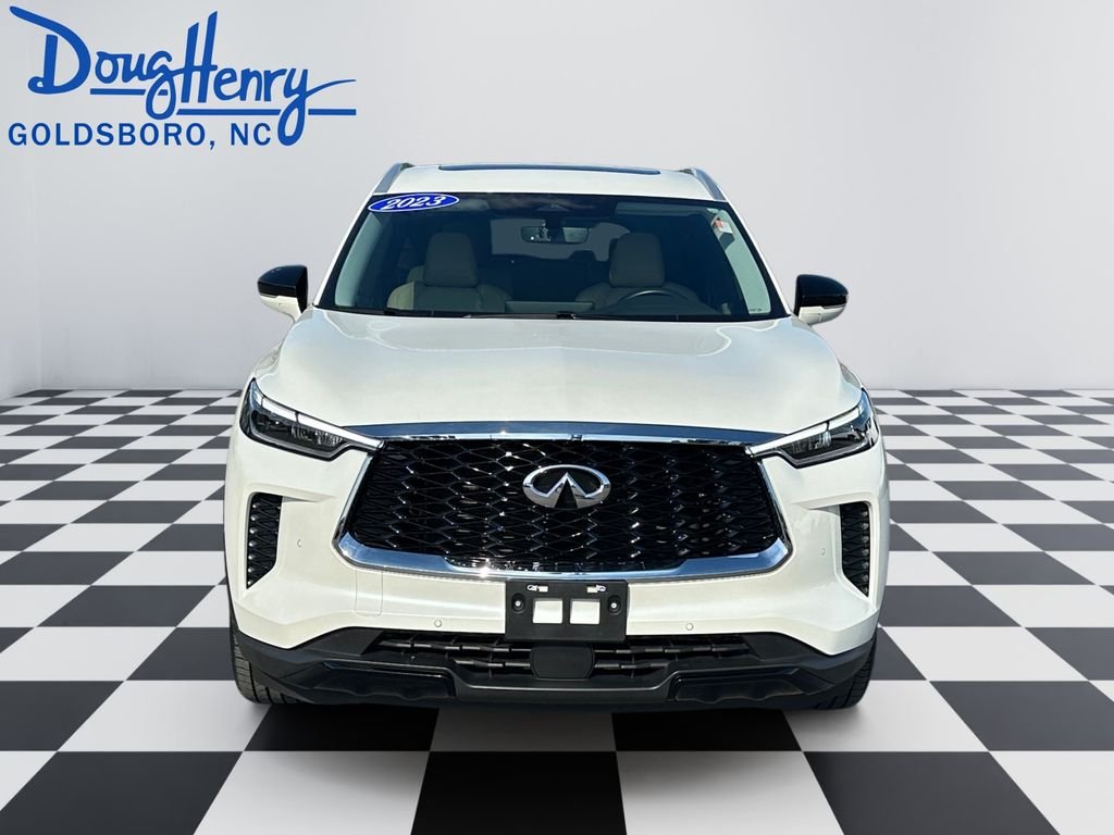Used 2023 White INFINITI LUXE image 8