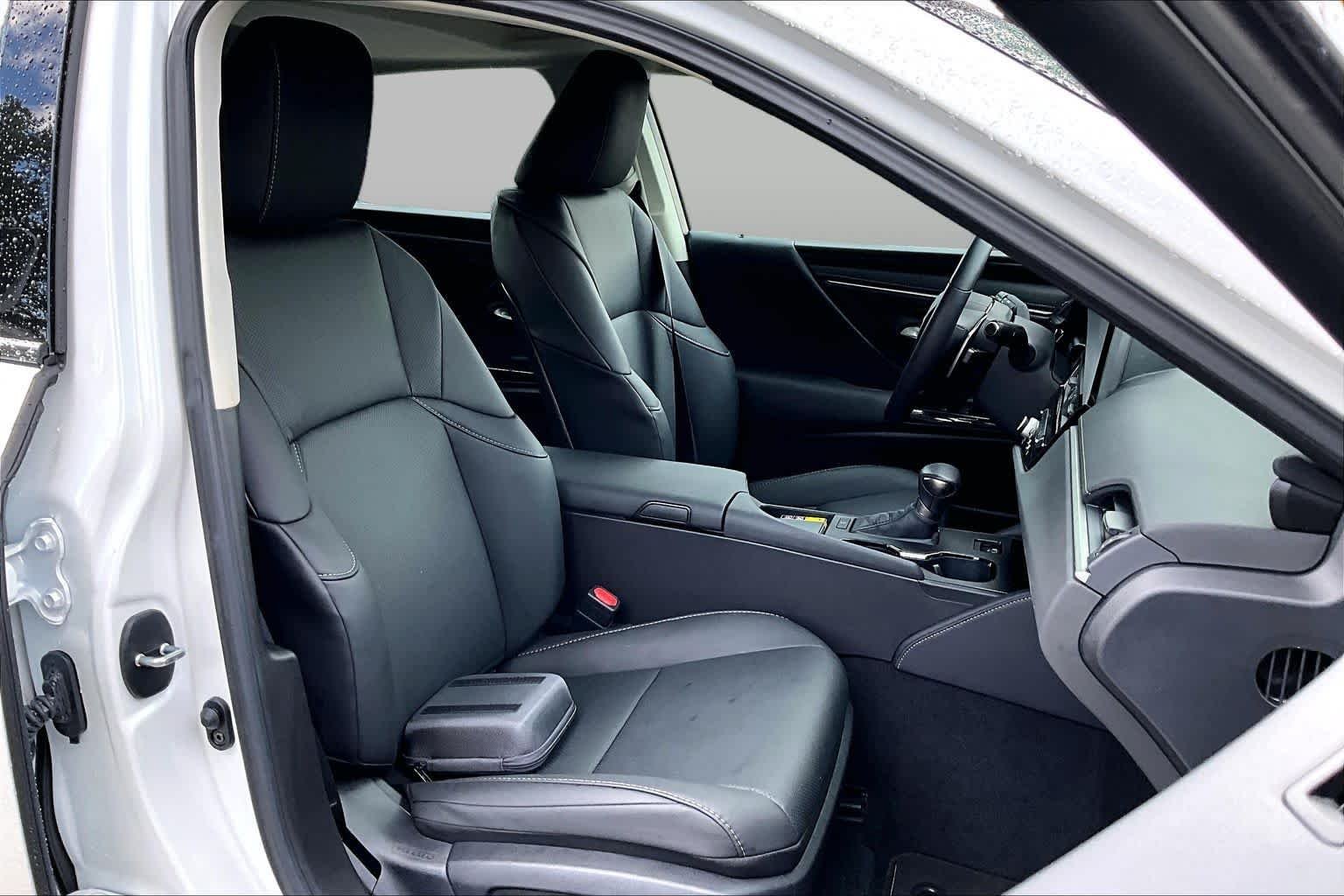 Used 2025 Eminent White Pearl Lexus  image 9