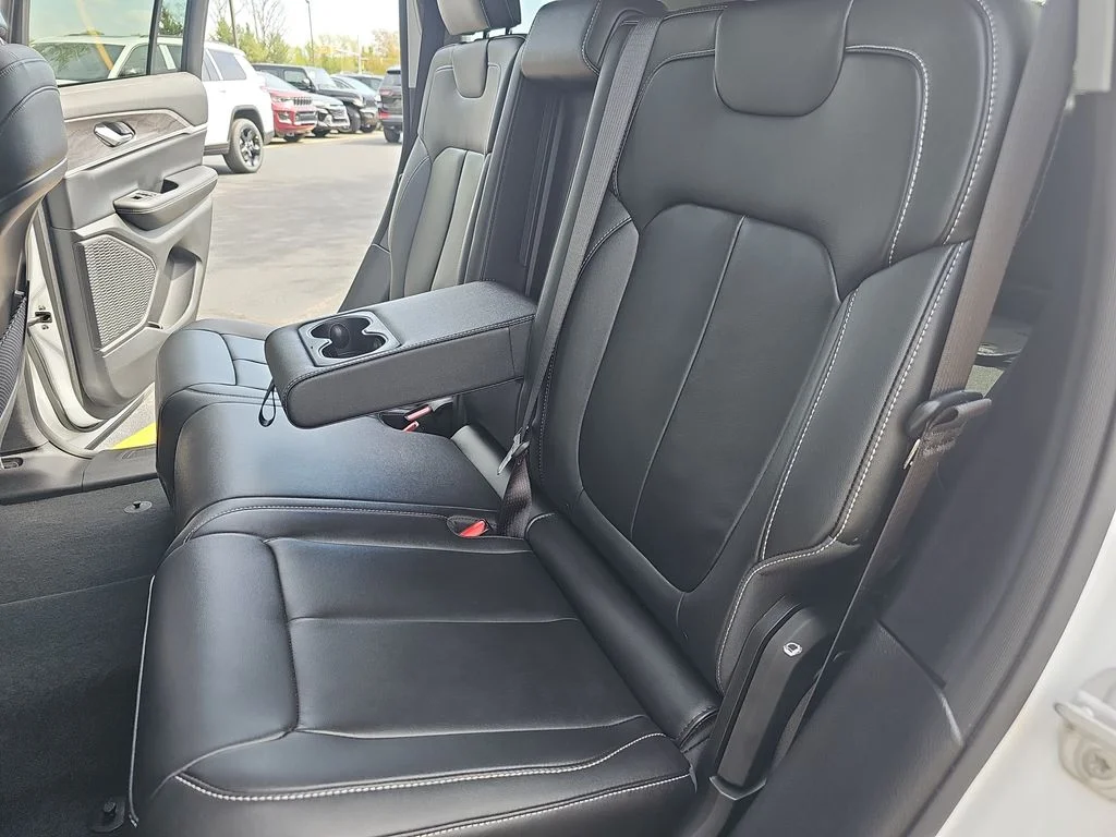 Used 2023 White/off-white Jeep Limited image 14