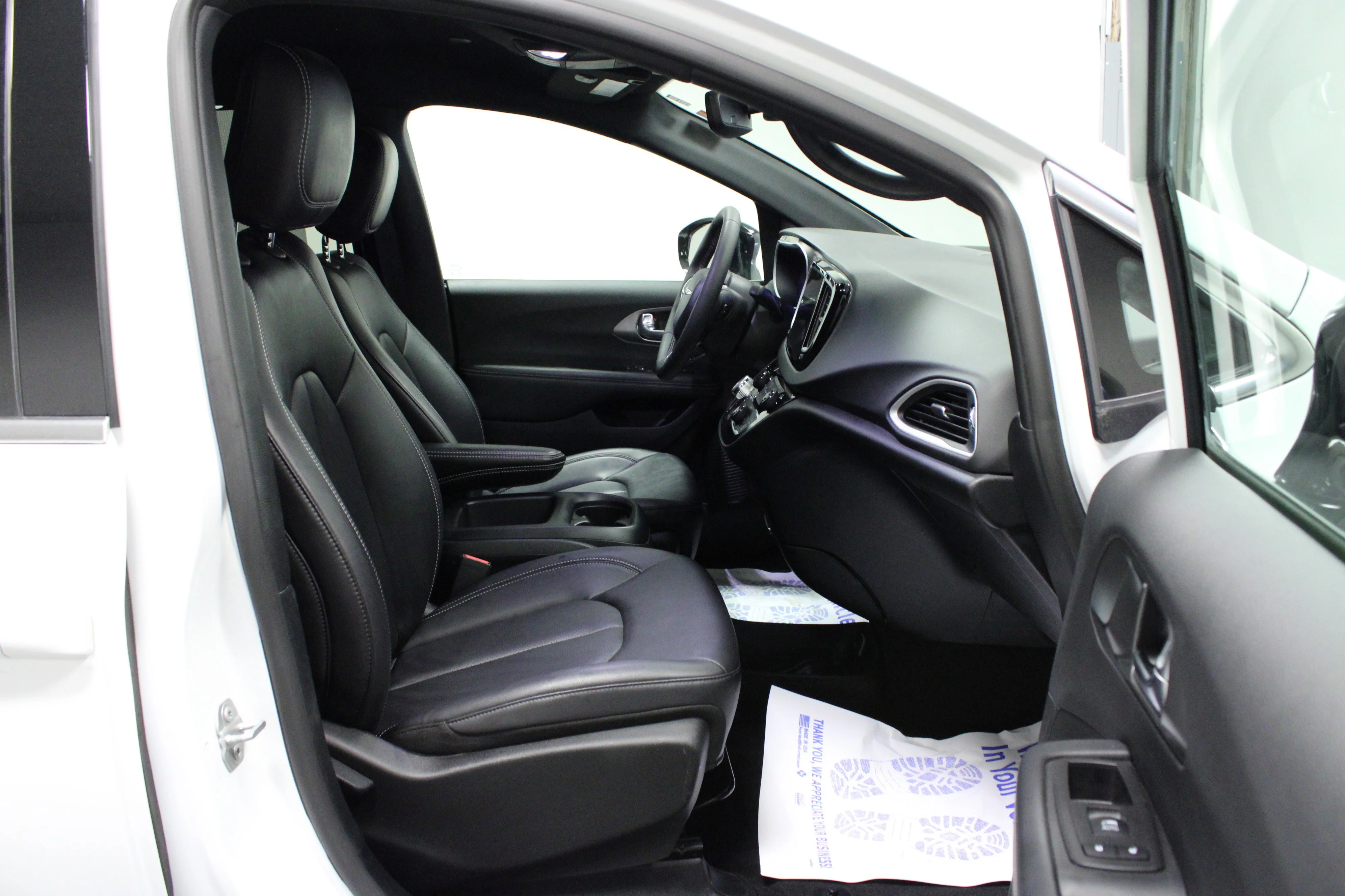 Used 2025 Bright White Clearcoat Chrysler Select image 17
