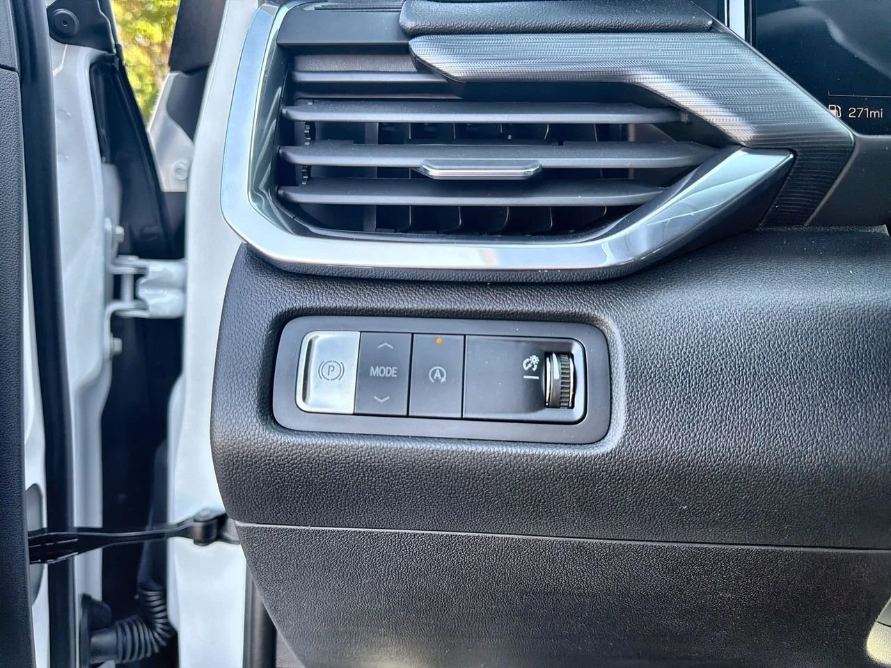 New 2026 Summit White GMC Elevation image 15