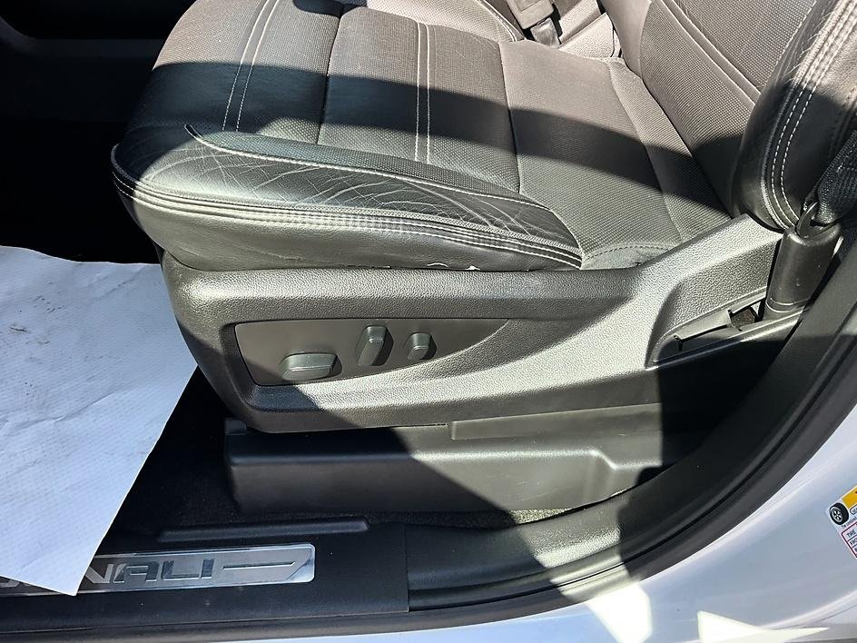 Used 2018 White GMC Denali image 16