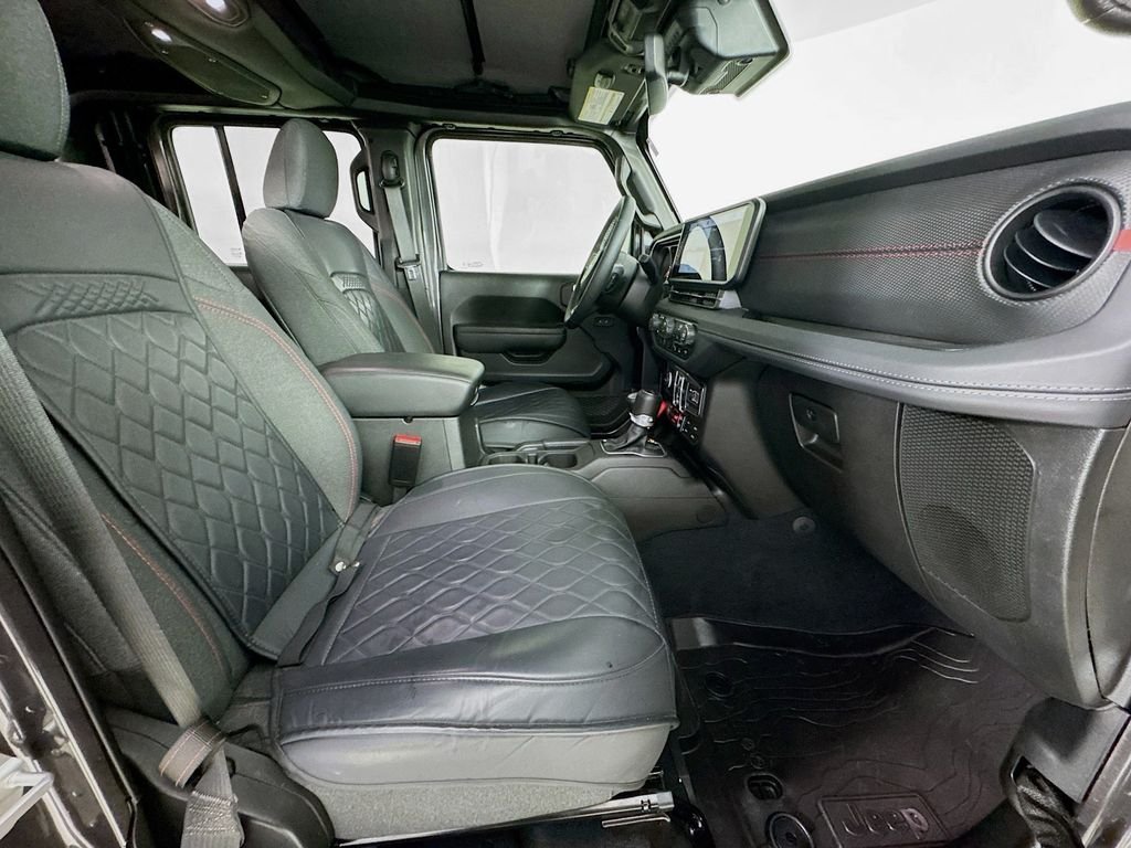 Used 2025 Granite Crystal Metallic Clearcoat Jeep Rubicon image 36