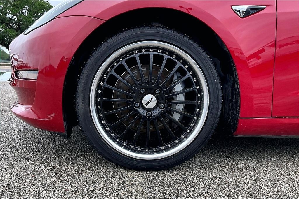 Used 2018  Tesla Long Range image 31