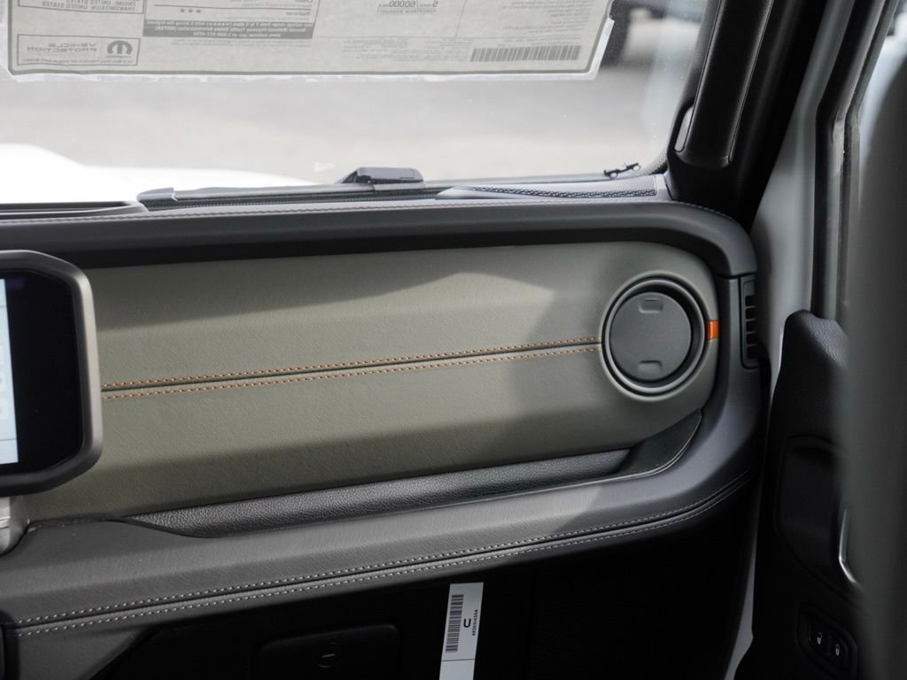 New 2026 Bright White Clear-Coat Exterior Paint Jeep Mojave image 25