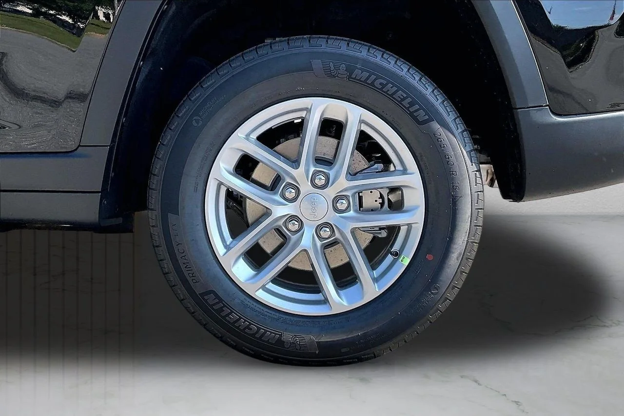 New 2026 Diamond Black Crystal Pearl-Coat Exterior Paint Jeep Laredo X image 33