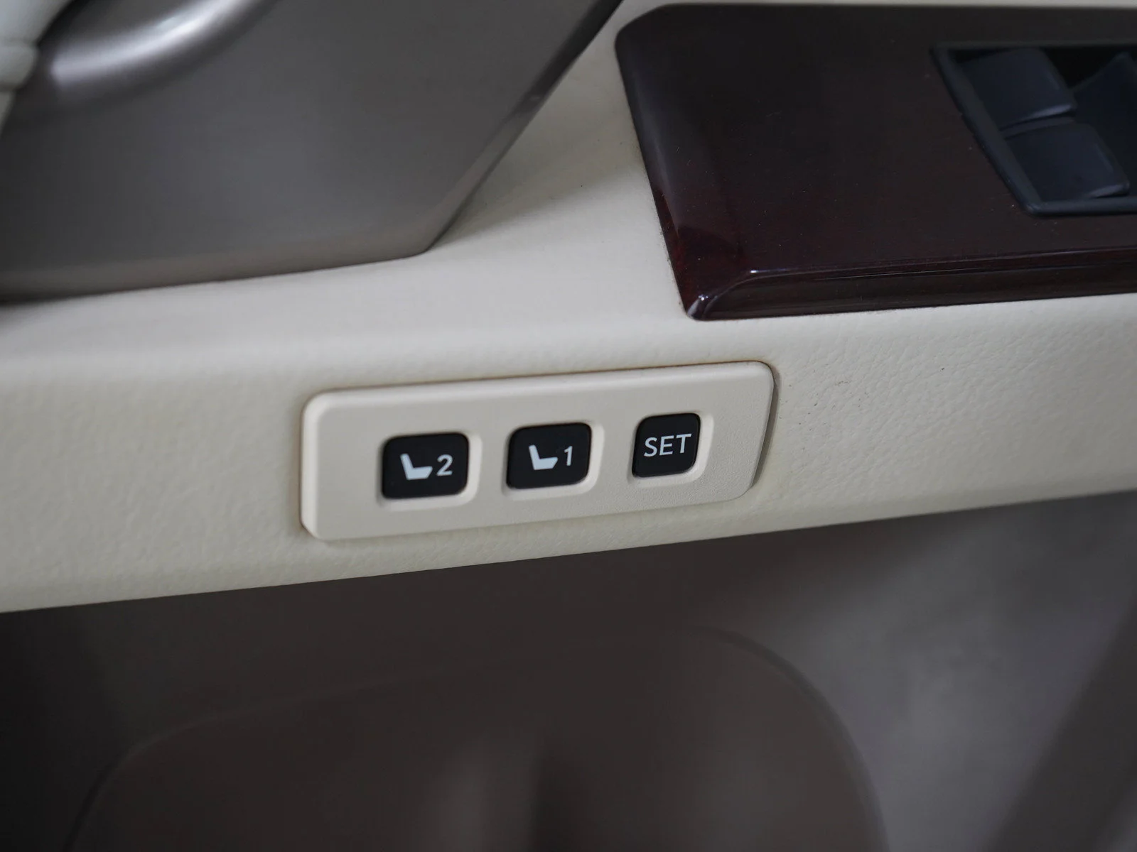 Used 2014 Starfire Pearl Lexus 4WD 4dr image 22