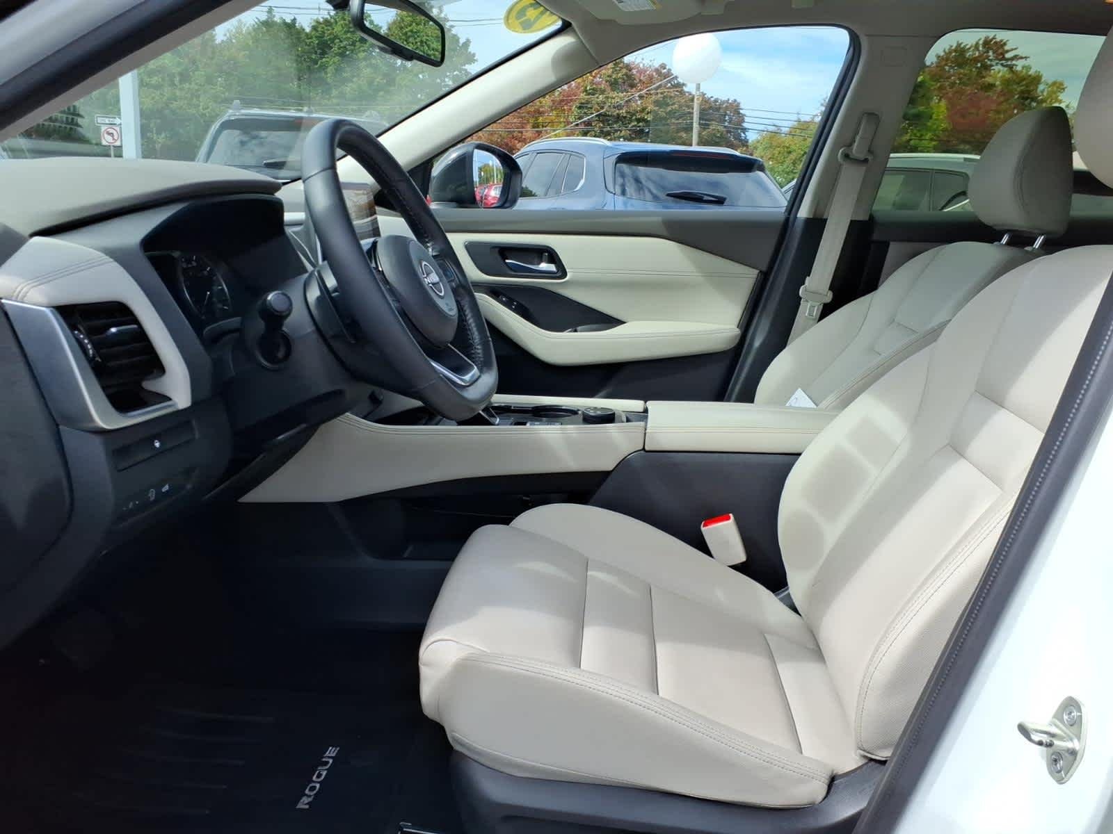 Certified Used 2023 Pearl White Tricoat/Super Black Nissan SL image 10