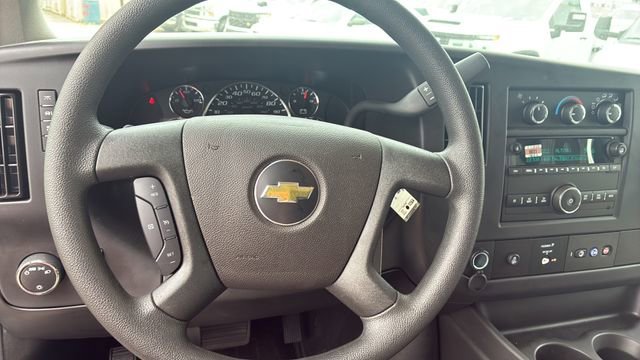 New 2025 Summit White Chevrolet 1WT image 8