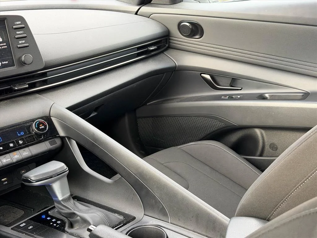 Used 2025 White Hyundai SEL Sport image 19