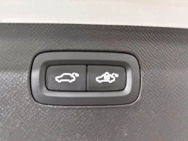 Used 2020 Silver Volvo T6 Momentum image 13