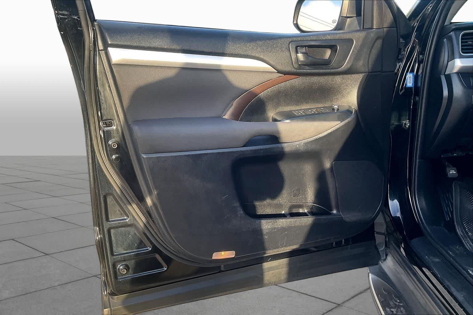 Used 2019 Midnight Black Metallic Toyota LE image 21