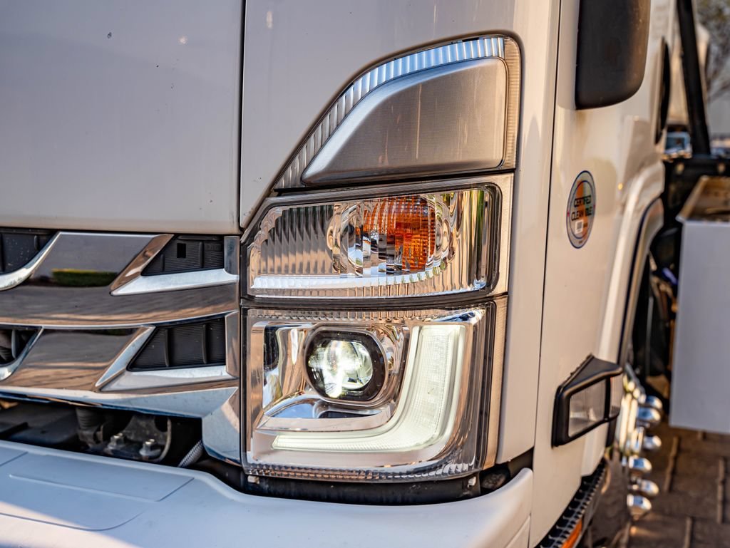 Used 2022 White Isuzu  image 14