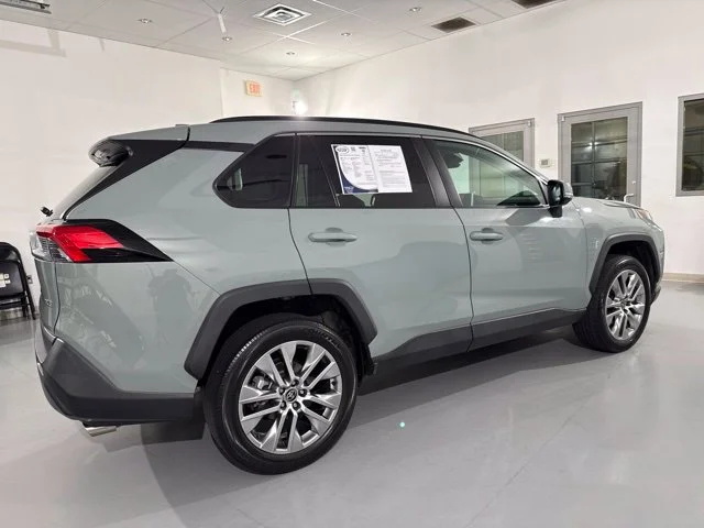 Used 2023  Toyota XLE Premium image 16