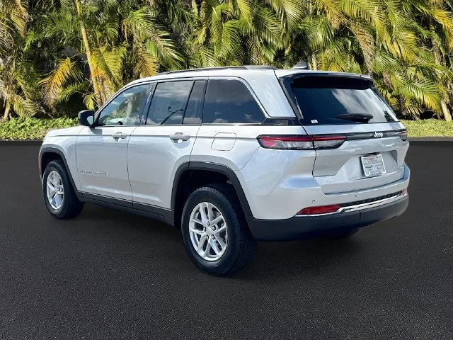New 2026 Silver Zynith Exterior Paint Jeep Laredo X image 3
