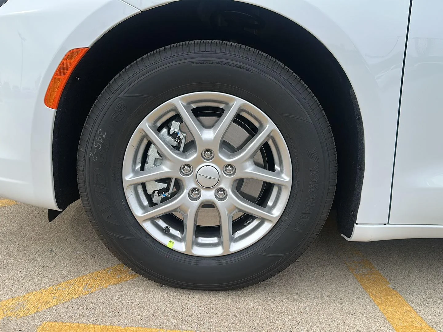 New 2027 Bright White Clearcoat Chrysler Select image 7