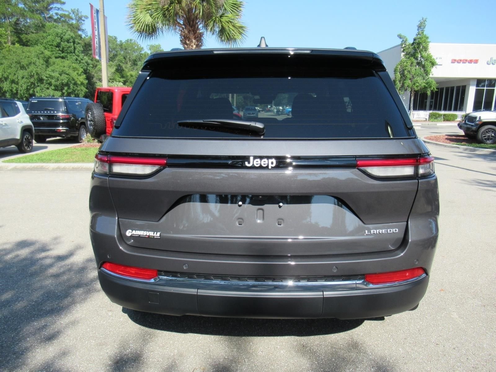 New 2026 Baltic Gray Metallic Clear-Coat Exterior Paint Jeep Laredo image 6