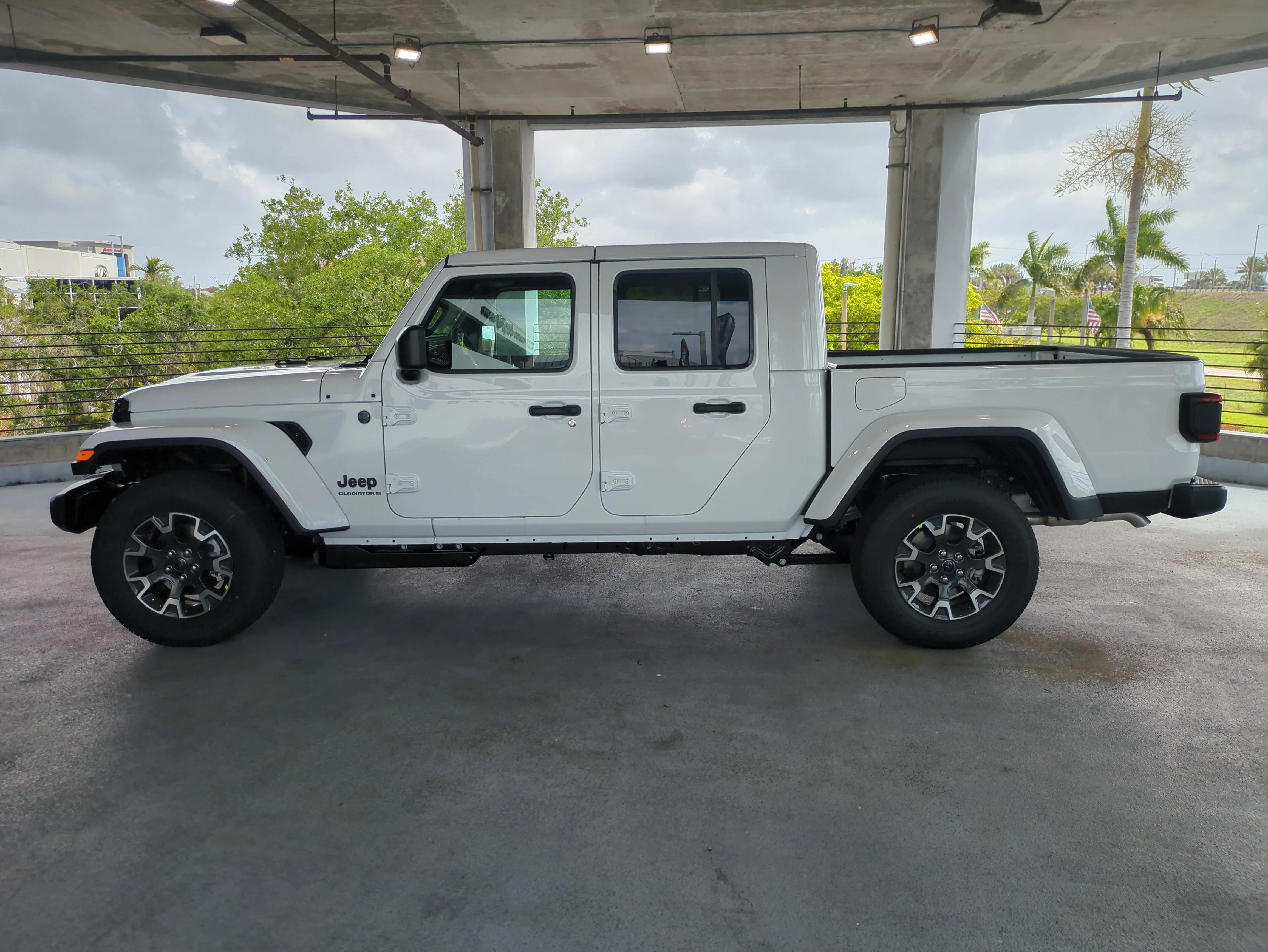 New 2026 Bright White Clear-Coat Exterior Paint Jeep Sahara image 7