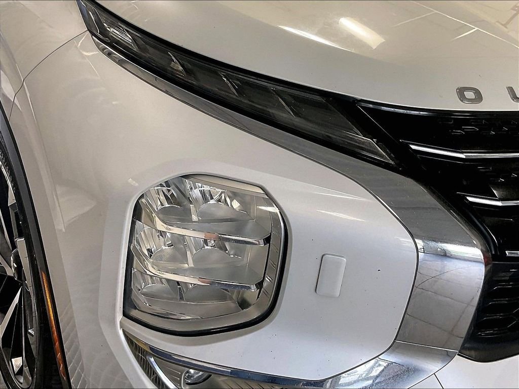 Used 2022 White Mitsubishi SEL image 32