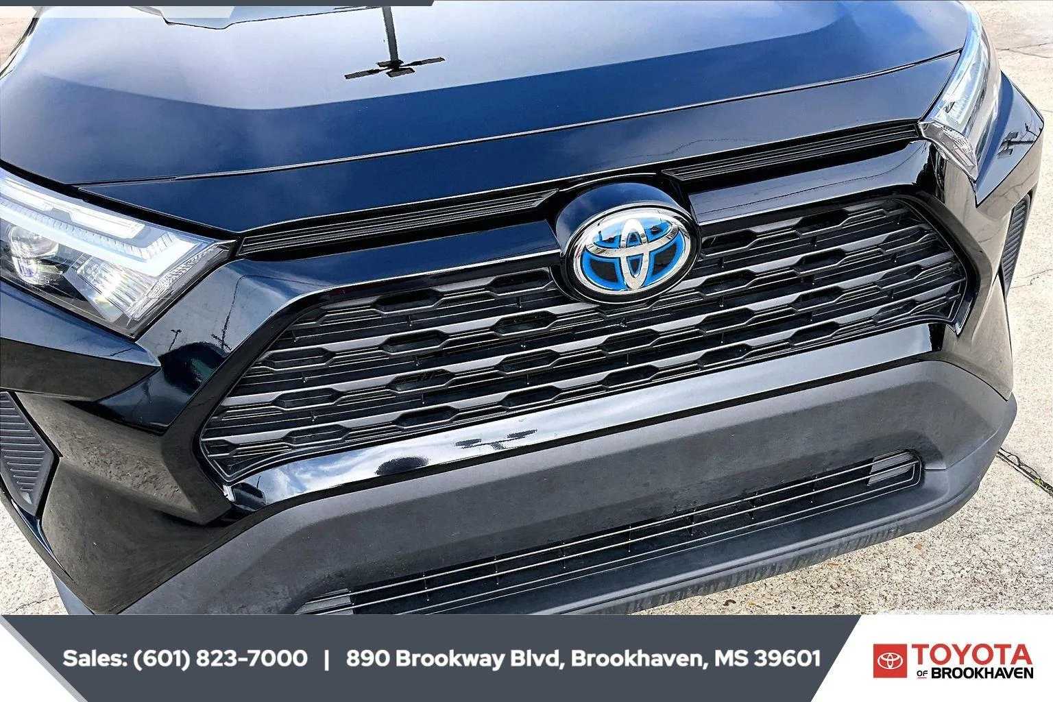Used 2022 Midnight Black Metallic Toyota Hybrid XLE image 24