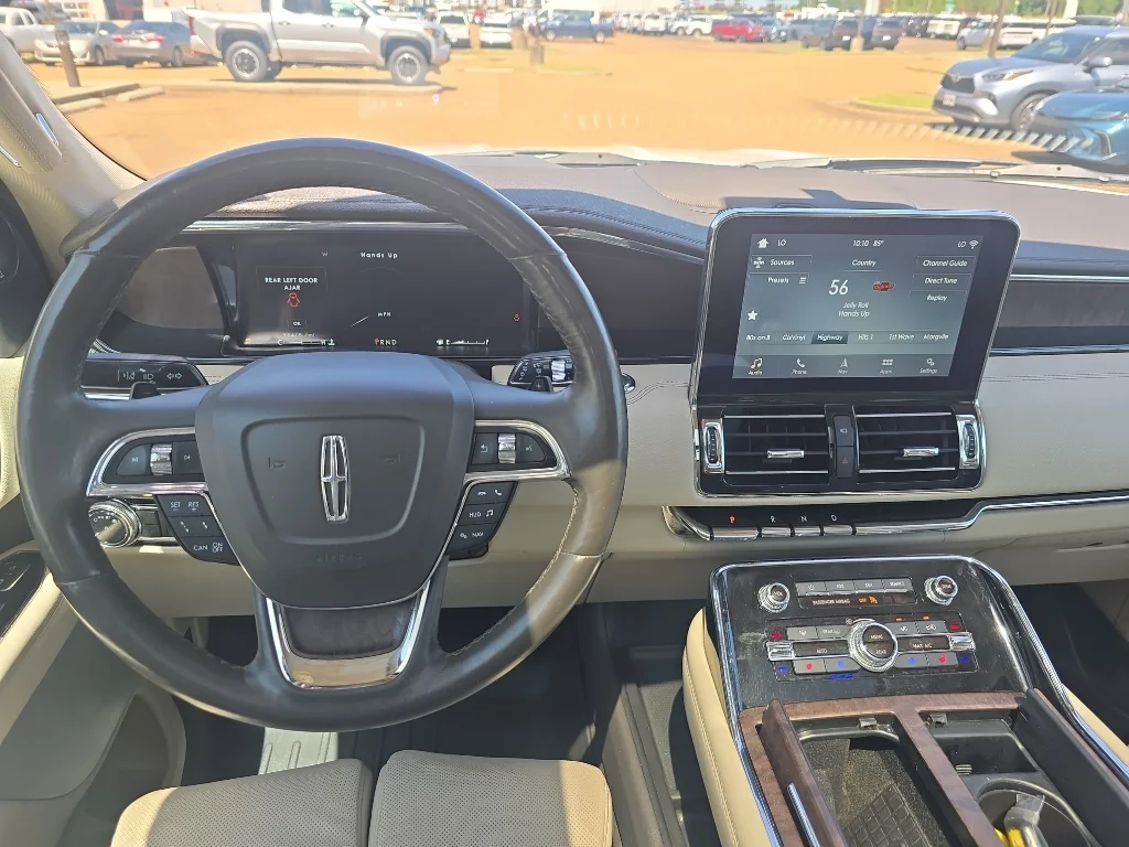 Used 2019 White Platinum Metallic Tri-Coat Lincoln Reserve image 5
