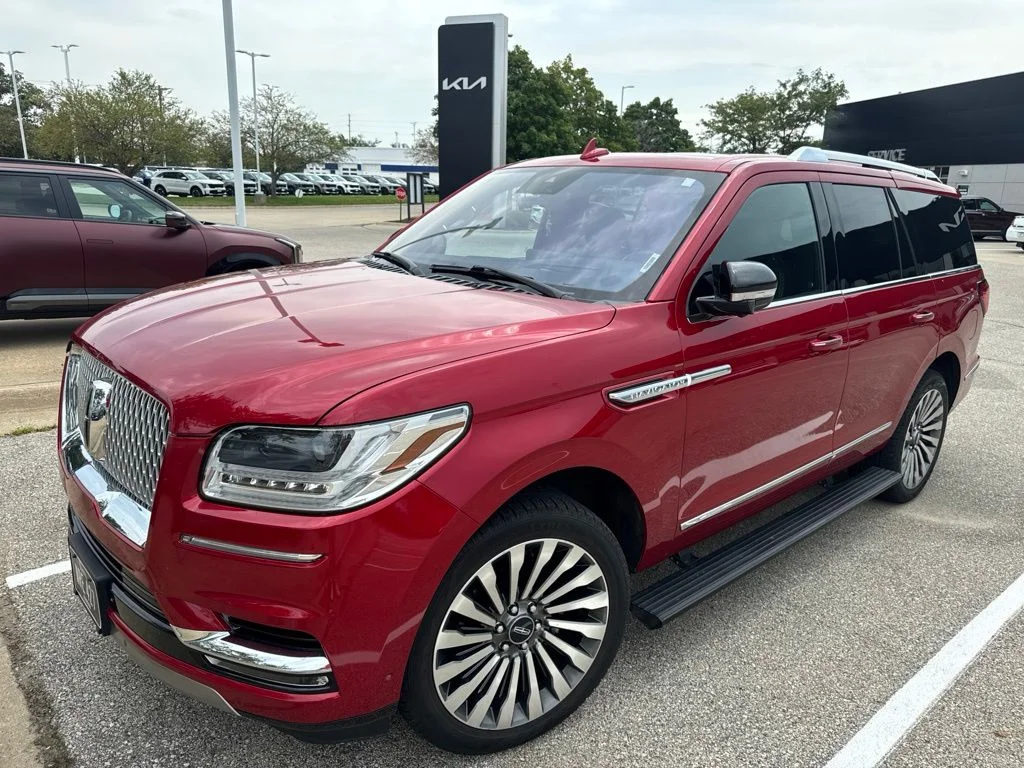 Used 2020 Red Lincoln Reserve image 2