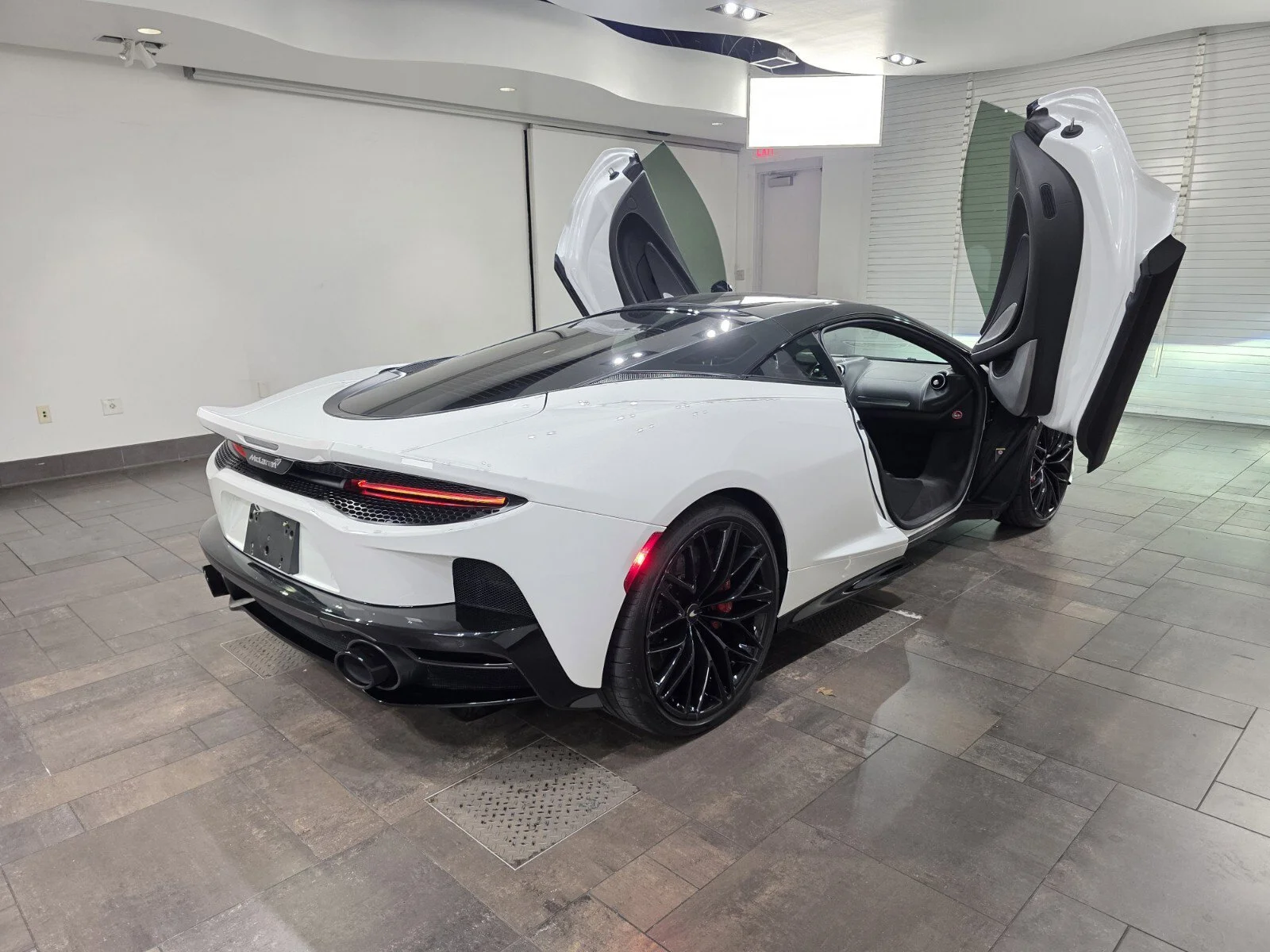 Used 2023 Silica White McLaren  image 23