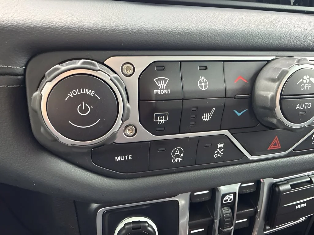 Used 2024 White Jeep Sahara image 20