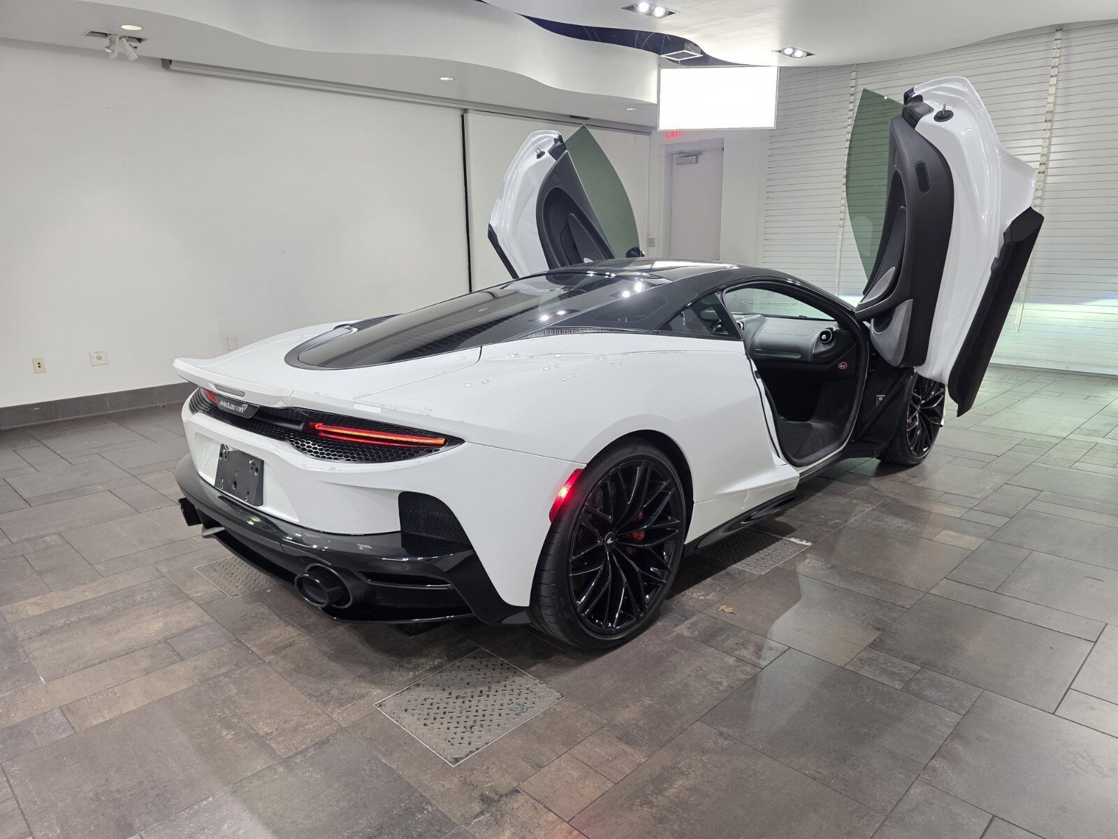 Used 2023 Silica White McLaren  image 23