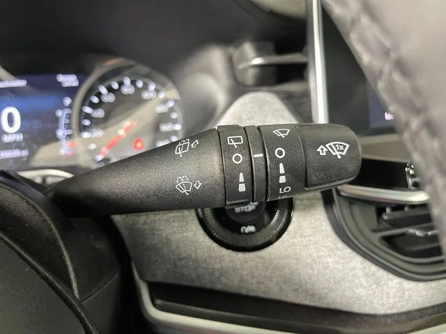 Used 2023 Gray Jeep Latitude Lux image 23