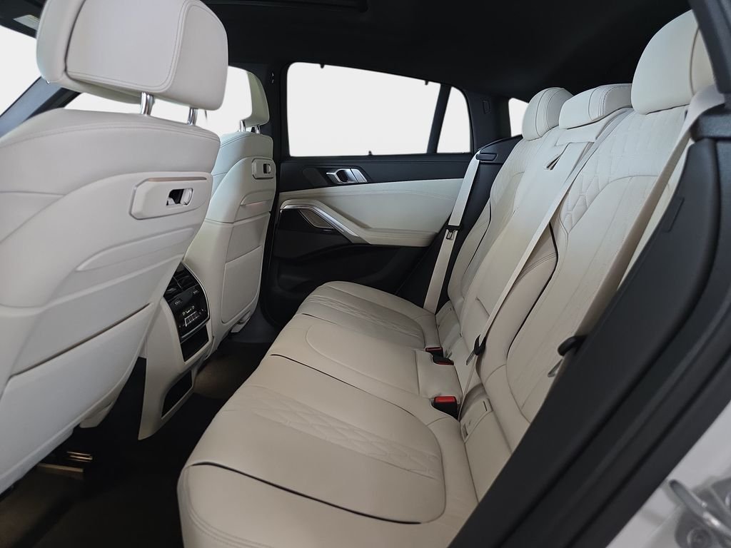 New 2027 Mineral White Metallic BMW xDrive40i image 9