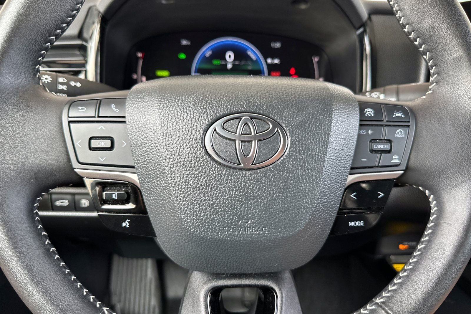 Used 2025  Toyota SE image 22