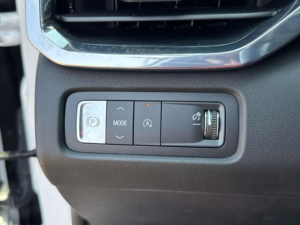 Used 2025 White GMC Elevation image 30