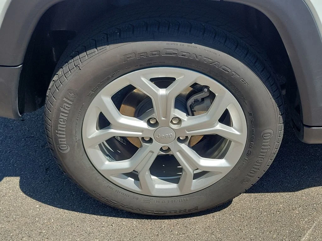 Used 2024 Silver Jeep Latitude image 6