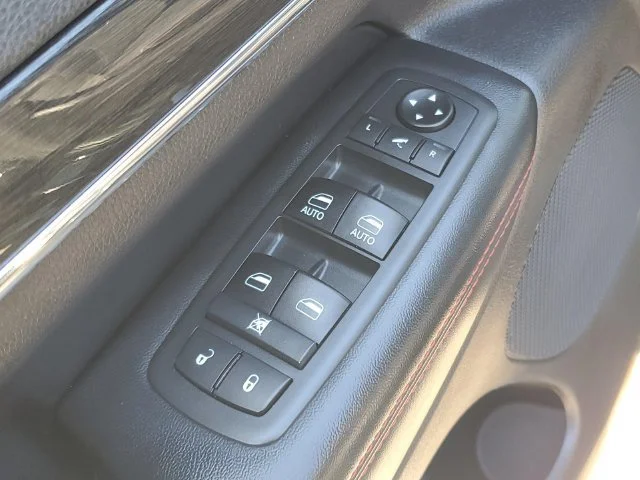 Used 2018 Diamond Black C Jeep Trailhawk image 14