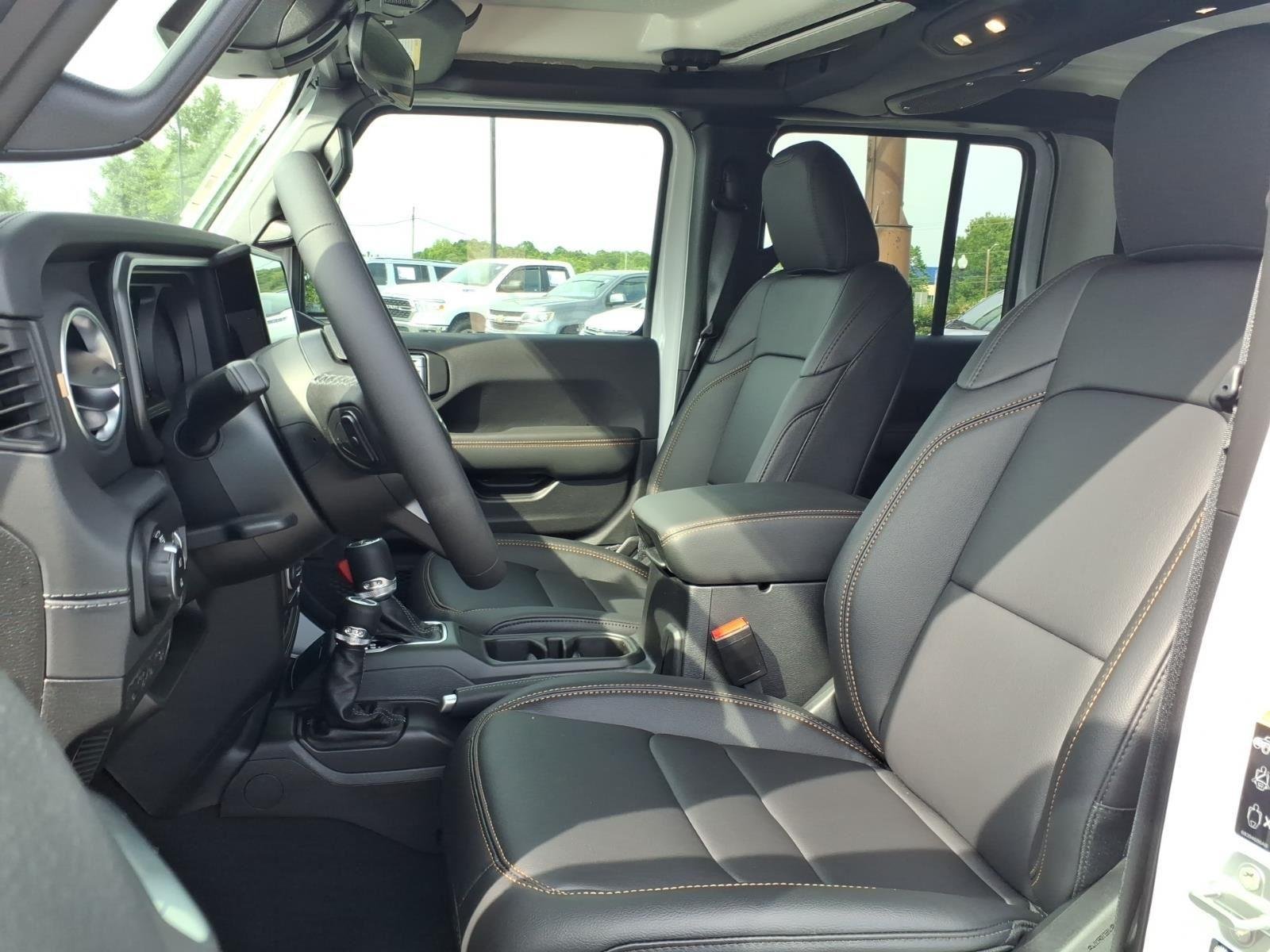 New 2026 Bright White Clear-Coat Exterior Paint Jeep Sahara image 19