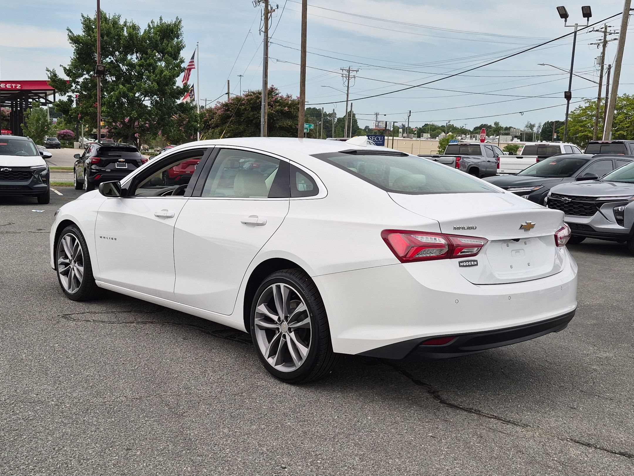 Used 2024 Summit White Chevrolet LT image 3